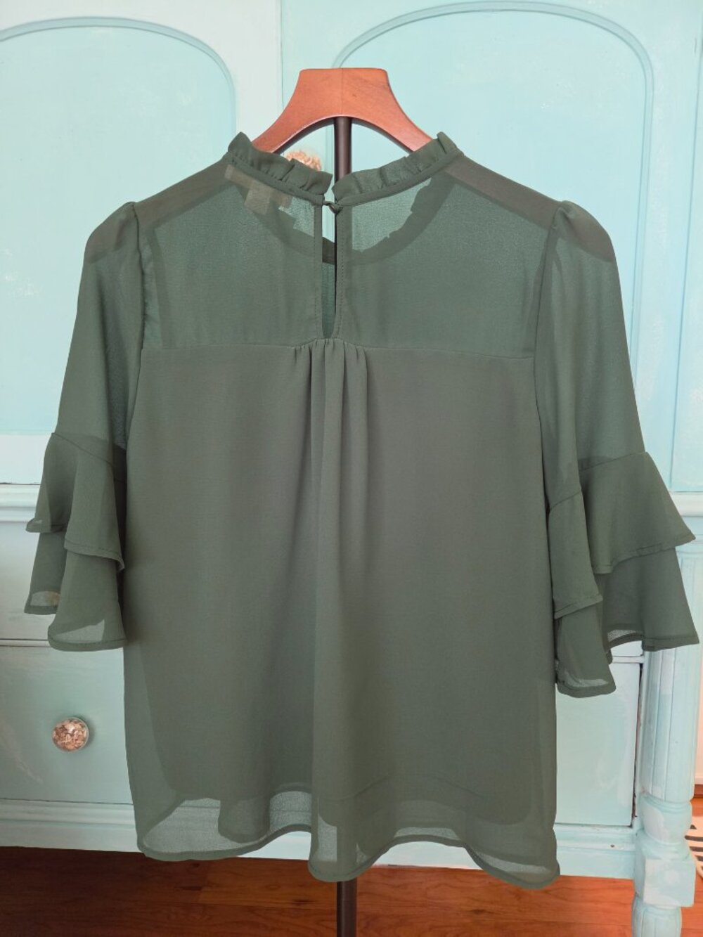 Monteau Los Angeles Size Medium Green Short Sleeve Blouse - Picture 2 of 6